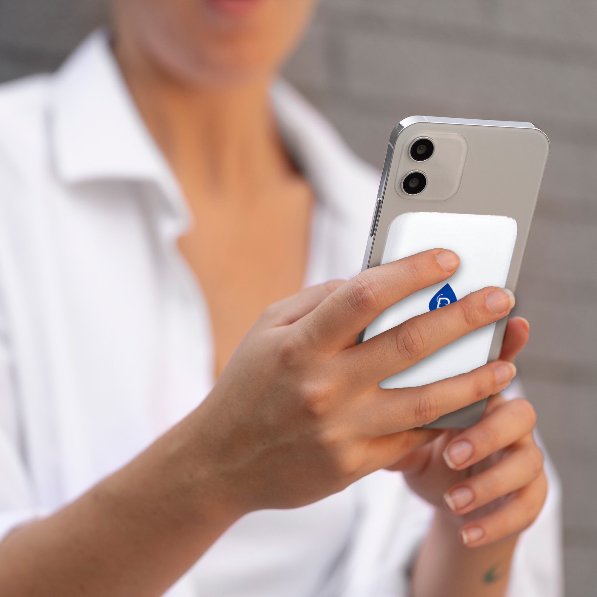 Magnetic wireless power bank charging a smartphone with a magnet accessory